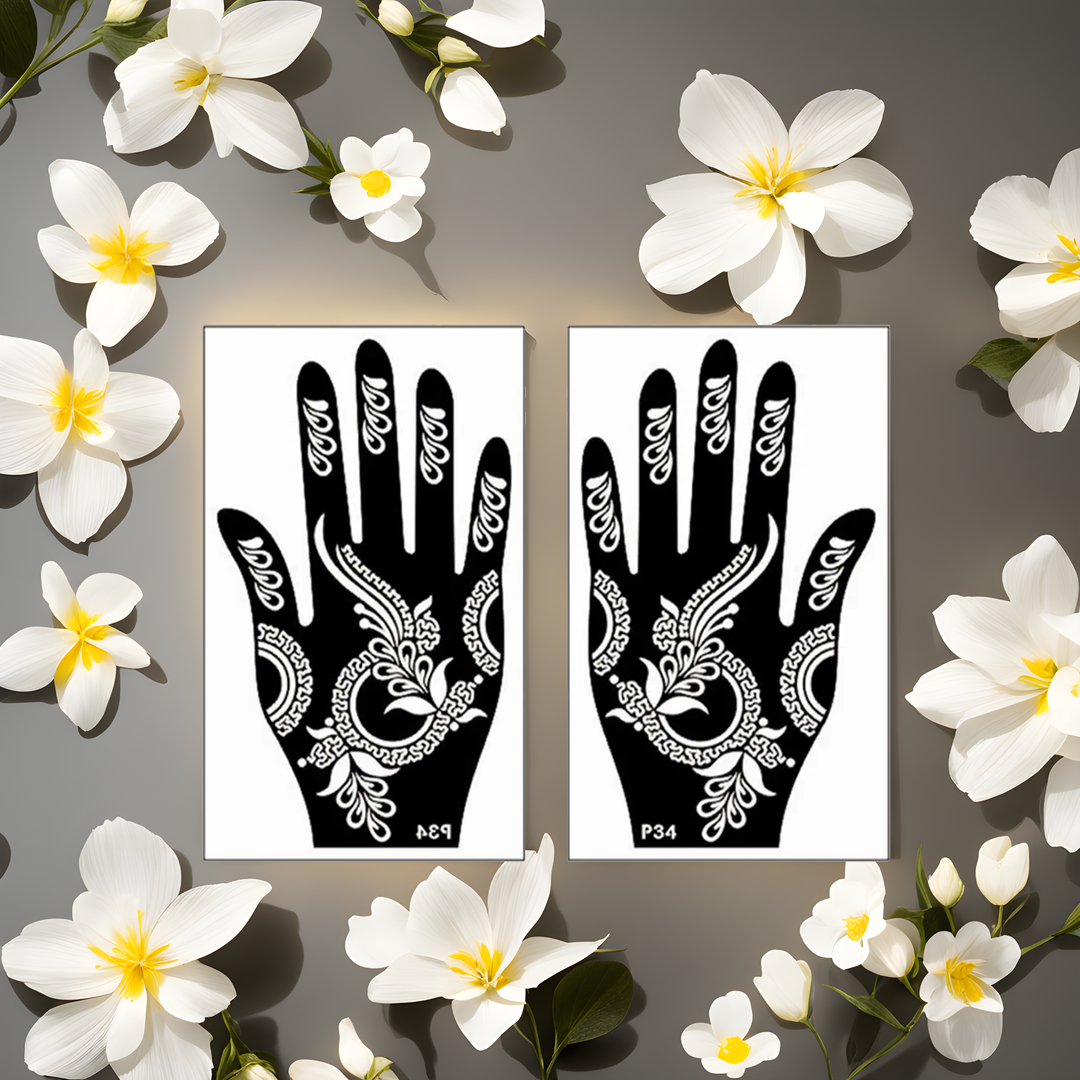 Pochoirs décoratifs pour tatouages au henné exposés parmi des pétales de fleurs, mettant en avant des designs élaborés pour la décoration corporelle.