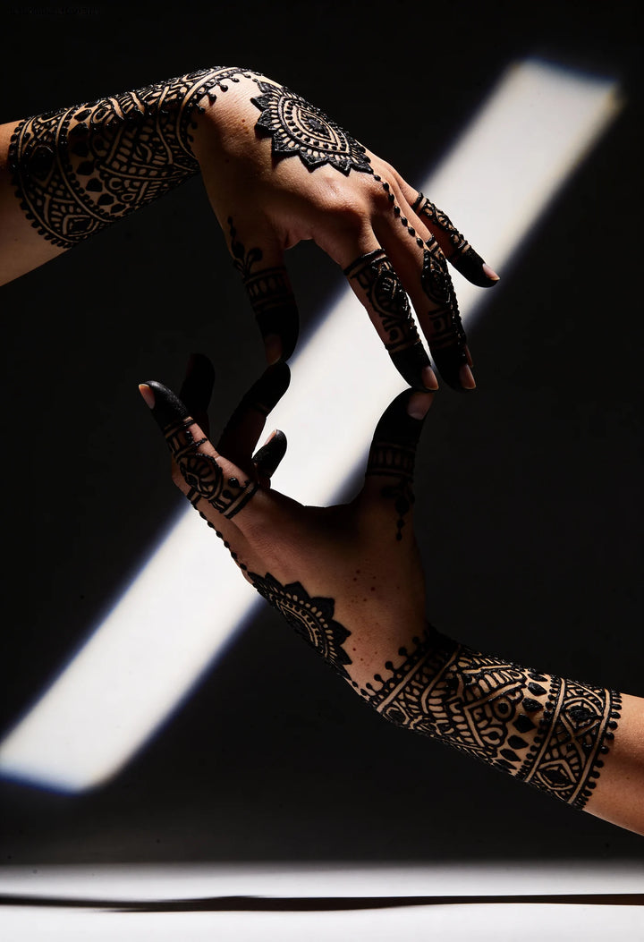 Tatouage au henné noir motif graphique sur la main