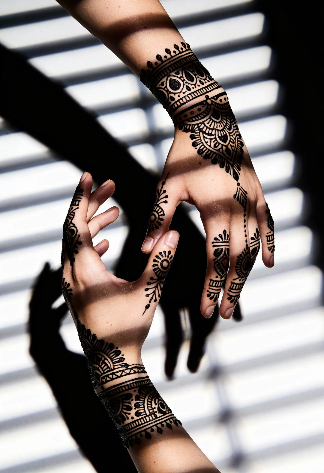 Mains ornées d'un tatouage au henné noir intense