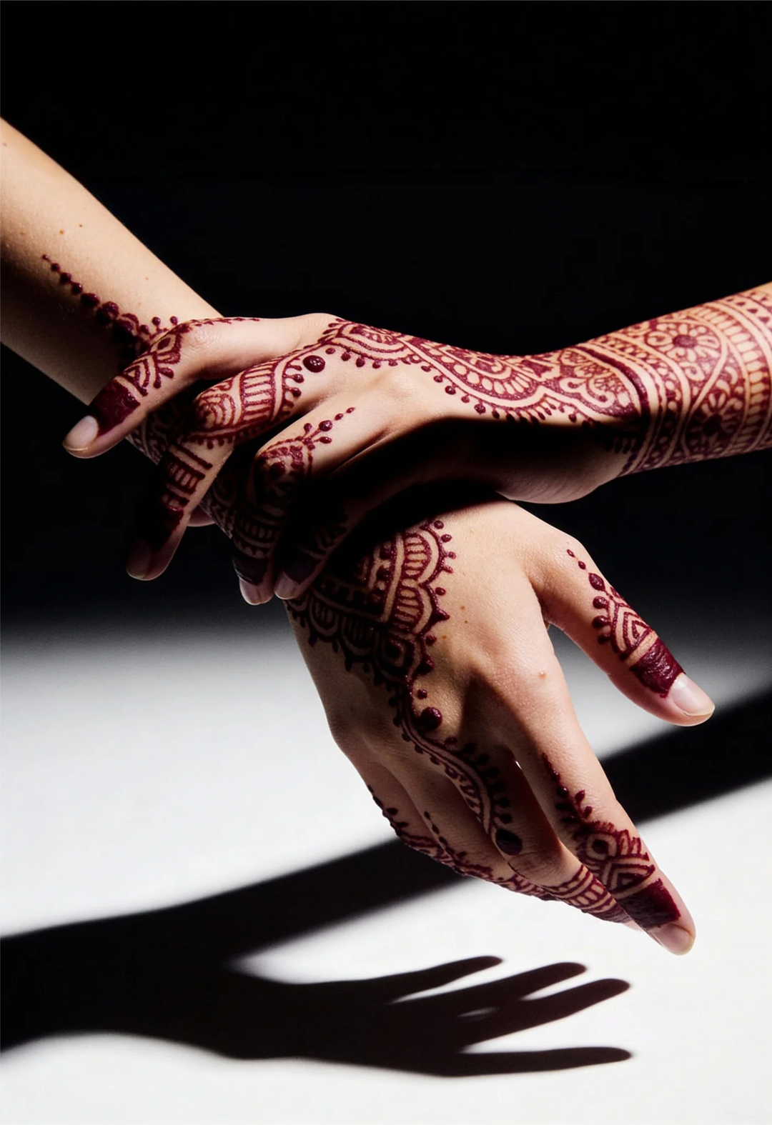 Tatouage henné rouge brun motif raffiné sur la main