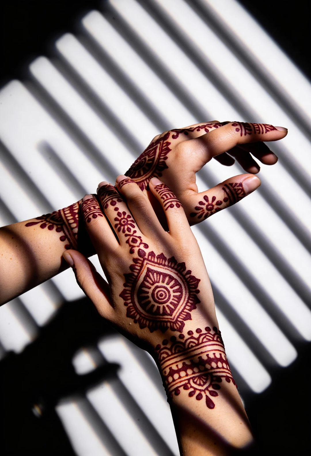 Main ornée d'un tatouage au henné rouge brun