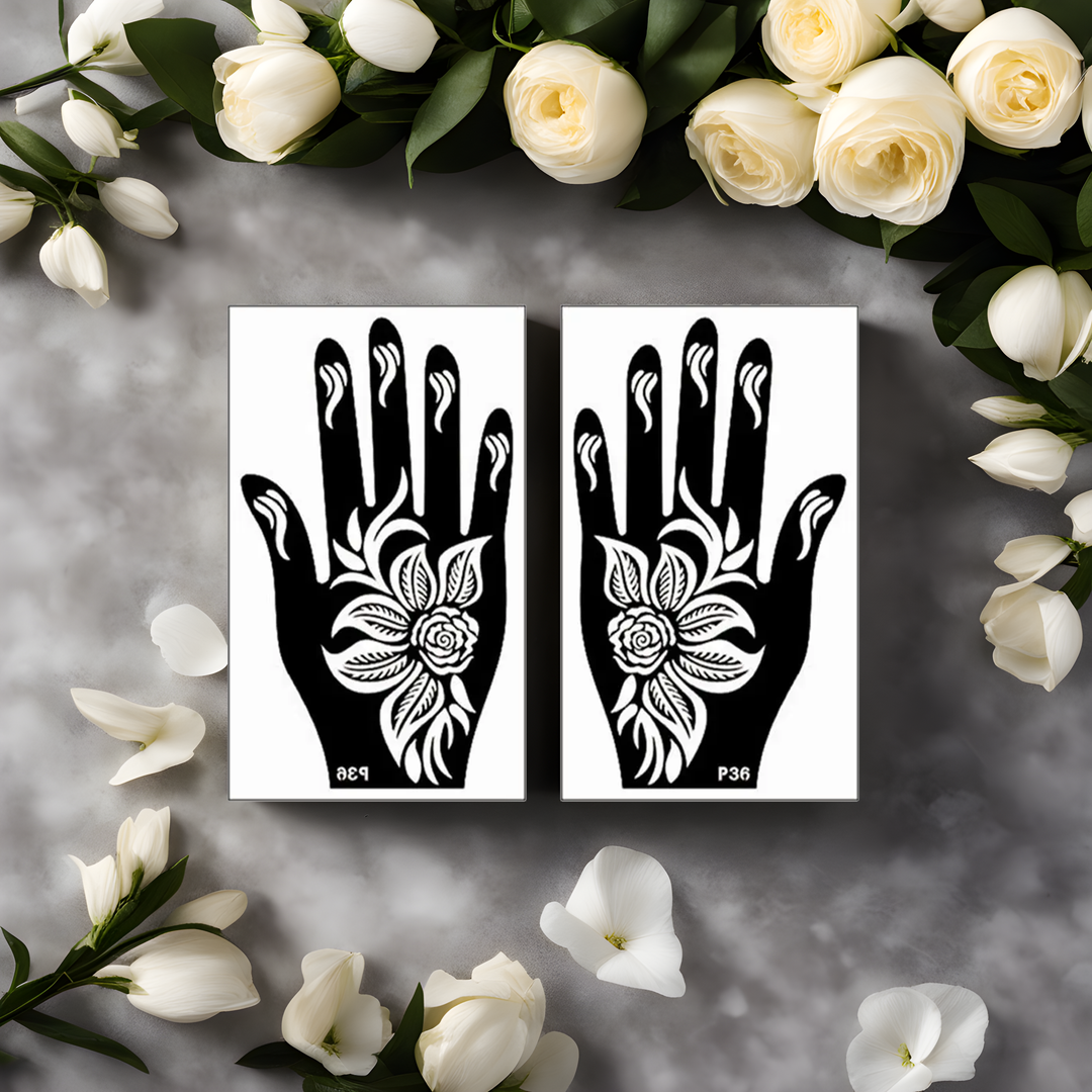 Pochoirs décoratifs pour tatouages au henné exposés parmi des pétales de fleurs, mettant en avant des designs élaborés pour la décoration corporelle.